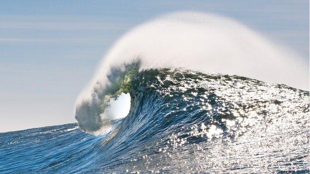 Breaking wave