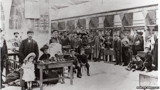 Cardigan market in the 1900s