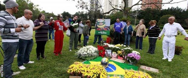 People pray at Senna's tomb