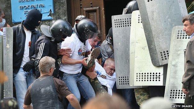 Injured man outside prosecutor's office in Donetsk. 1 May 2014