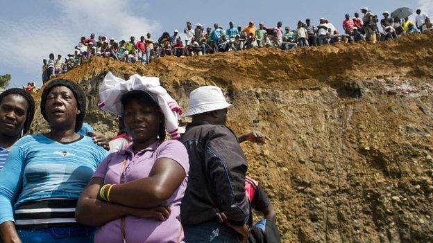 Rescue operation at mine in Santander de Quilichao, Colombia (1 May 2014)