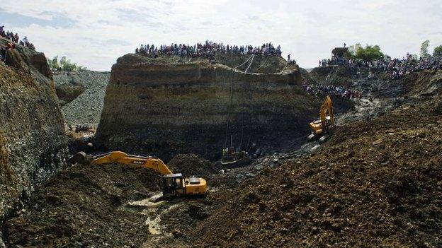 Rescue operation at mine in Santander de Quilichao, Colombia (1 May 2014)