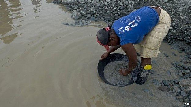 A miner searches for gold in sludge removed during the rescue operations in Santander de Quilichao, Colombia - 1 May 2014