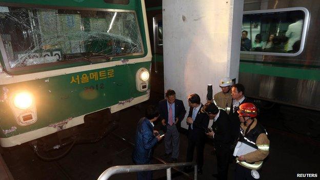 Damaged subway train in Seoul on 2 May 2014