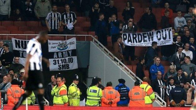 Fans protest against Newcastle manager Alan Pardew at Arsenal