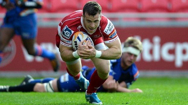 Gareth Davies goes over for Scarlets