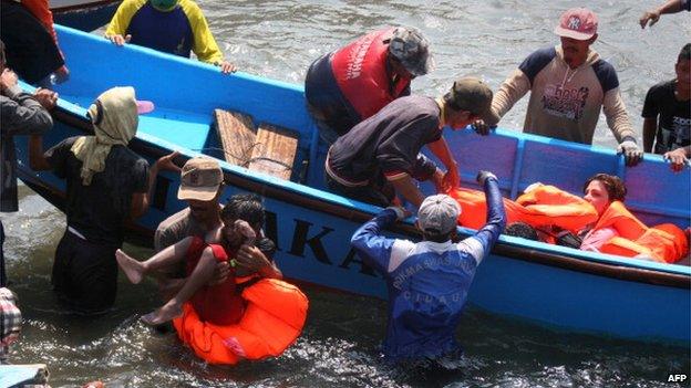 File photo: Rescuers assist survivors arriving on fishing boat at the wharf of Cidaun, West Java, Indonesia, 24 July 2013, after an Australia-bound boat carrying asylum-seekers sank