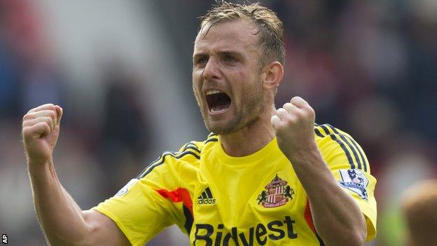 Lee Cattermole celebrates as Sunderland beat Manchester United