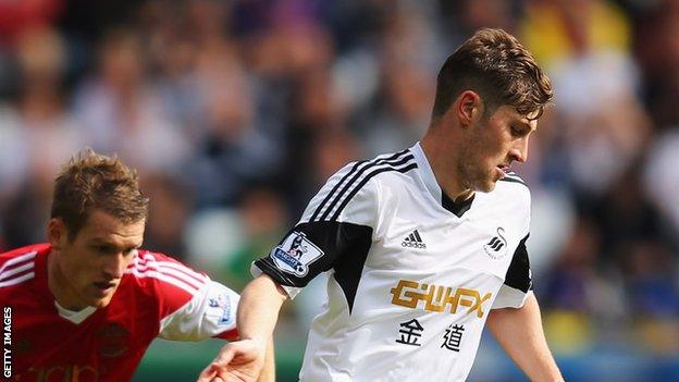 Ben Davies on the attack for Swansea City against Southampton