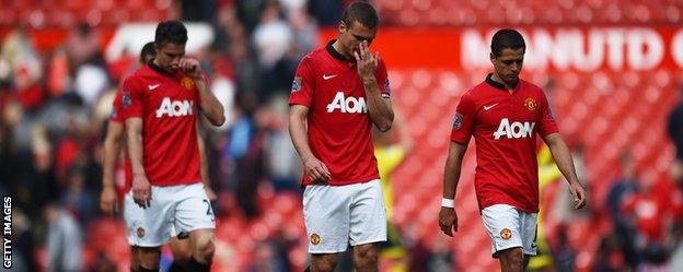 Manchester Untied players walk off the pitch after losing at home to Sunderland