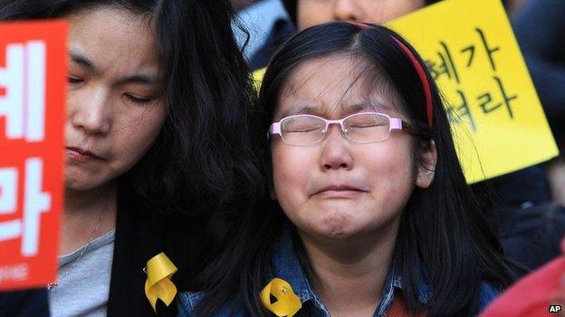 A girl cries during a rally to pay tribute to the victims of the sunken ferry Sewol, in Seoul, South Korea, 3 May 2014