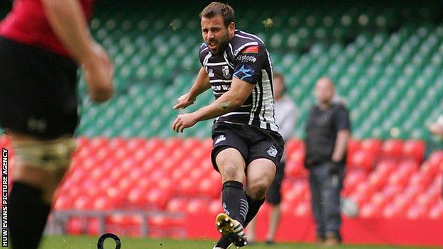 Simon Humberstone kicks a penalty for Pontypridd