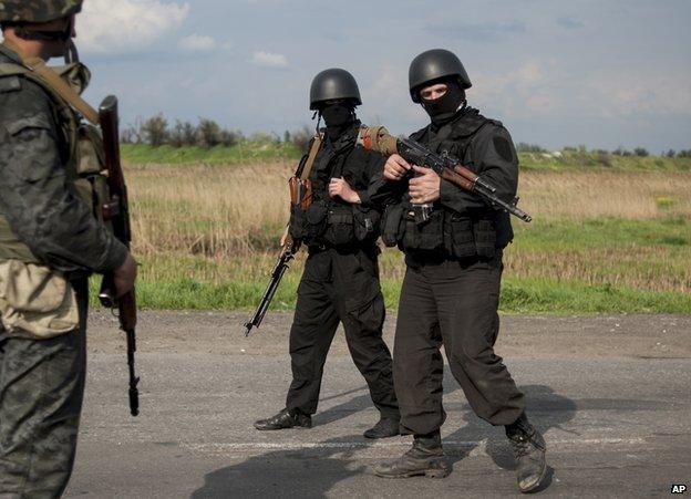 Ukrainian national guard checkpoint outside Sloviansk, 4 May 14