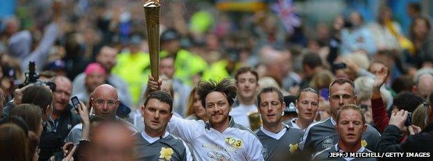 Actor James McAvoy carried the torch in his native Glasgow to the delight of thousands gathered in the city centre