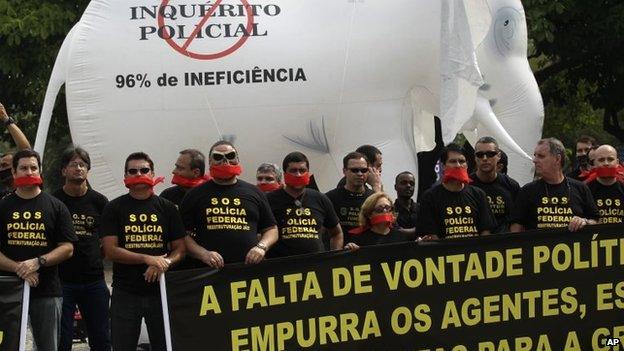 Federal police protest in Rio de Janeiro, on May 7, 2014.