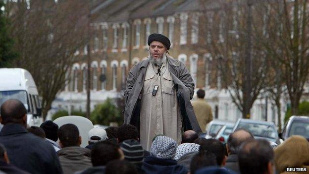 Abu Hamza addressing followers in London in 2004