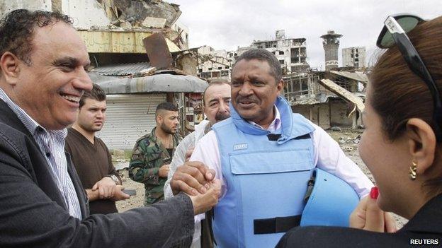 Homs governor Talal al-Barazi (left) shakes hands with the UN resident co-ordinator in Syria, Yacoub El Hillo, in central Homs (8 May 2014)