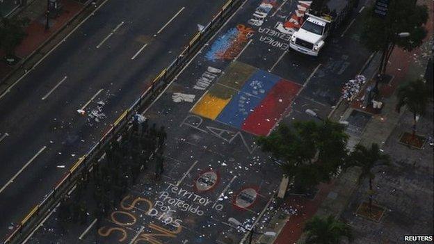 Venezuela's national guard dismantle an anti-government protesters' camp site in front of UN offices in Caracas on 8 May, 2014