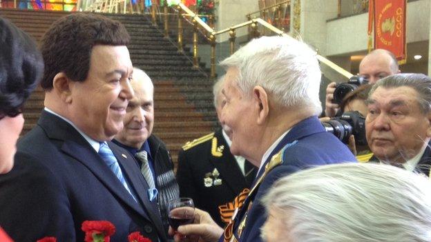 Iosif Kobzon (left) meets veteran Vladimir Petrovich