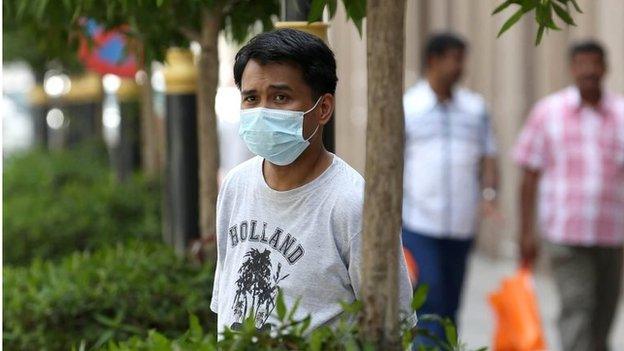 Man with face mask in Jeddah (27/04/14)