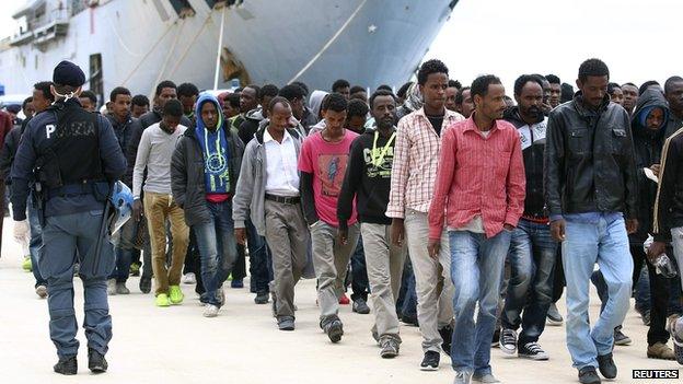 Migrants arrive in Sicily, 26 Apr 14