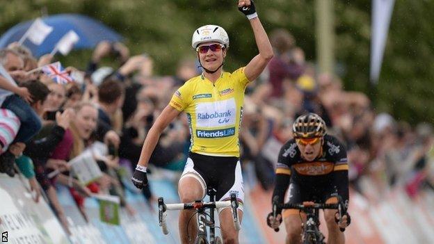 Marianne Vos wins stage four