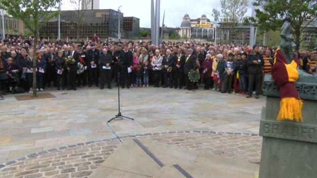 Hundreds of people at start of memorial service