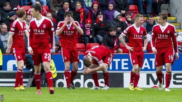 Dejected Aberdeen players after Motherwell's late winner