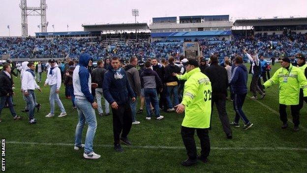 Zenit St Petersburg pitch invasion