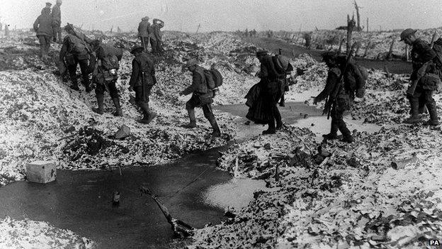 British troops cross the Somme during WW1 in late 1916