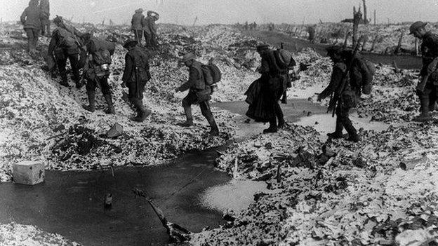 British troops cross the Somme during WW1 in late 1916