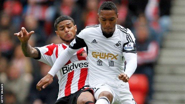 Jonathan de Guzman in action for Swansea against Sunderland