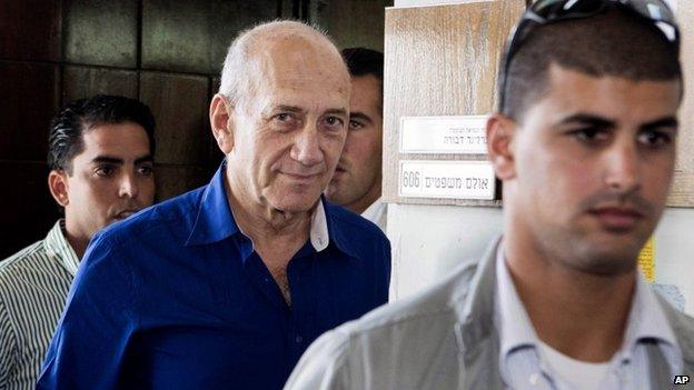 Ehud Olmert leaves the Tel Aviv District Court on 13 May 2014