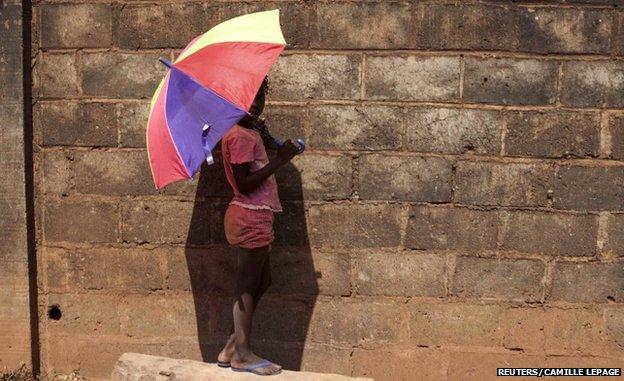 A girl holds an umbrella in Bangui (9 March 2014)