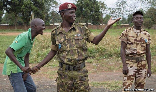 CAR soldiers talk to a new recruit in Bangui (10 March)