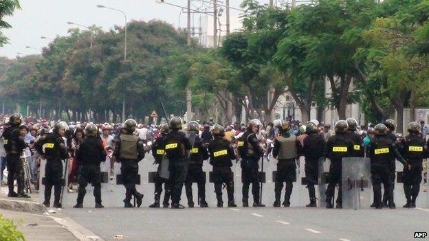 Riot police in Binh Duong on 14 May 2014