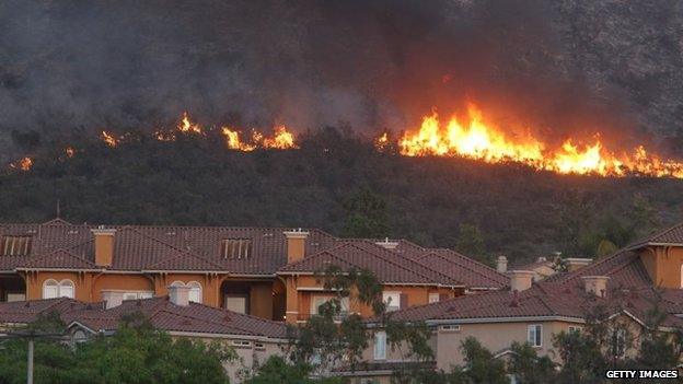 Fire rages above an apartment complex in San Marcos, California, 14 May 2014