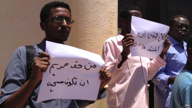 Protesters outside the court in Khartoum hold banners saying "Meriam has the right to be Christian” and “I have the right to choose any religion” - 15 May 2014