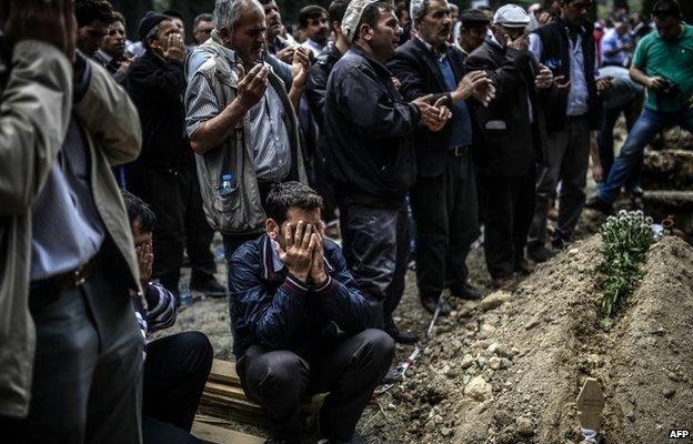 Funeral ceremony in the western town of Soma (15 May 2014)