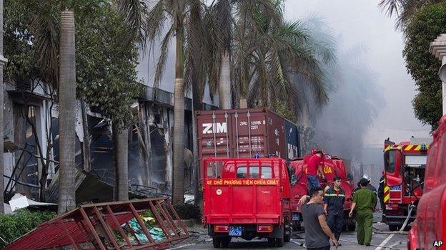 Vietnamese firefighters work at a burning Taiwanese factory in Binh Duong province. Photo: 14 May 2014