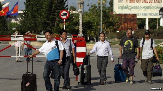 Chinese nationals cross to Cambodia from Vietnam. Photo: 15 May 2014