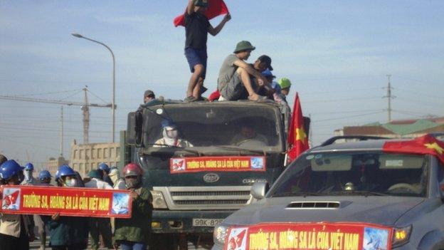 Protesters display banners which read, "Paracels and Spratlys belong to Vietnam", outside the construction site of a Formosa steel mill in Ha Tinh province May 14, 2014.