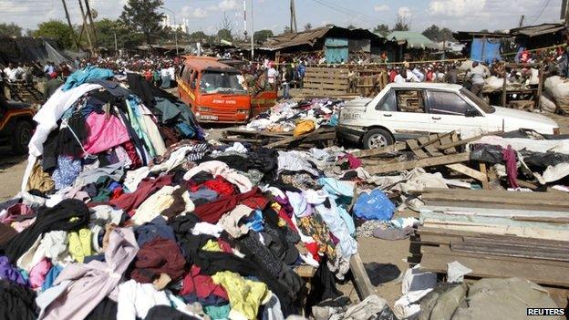 Damaged vehicles at the site of the explosion in Nairobi (16 May 2014)