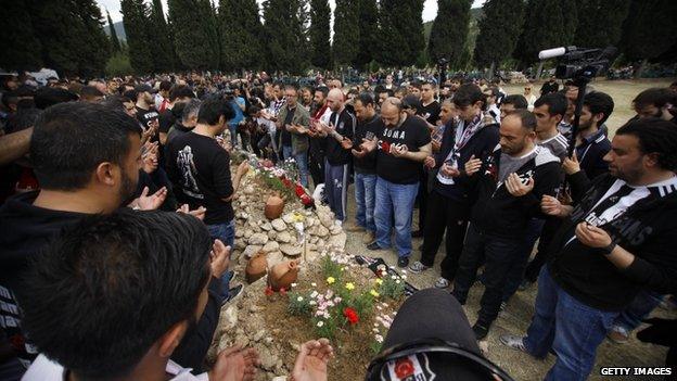 Relatives of the miners pray in the cemetery in Soma on 16 May 2014
