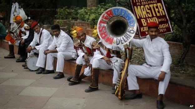 Band outside BJP HQ in Delhi 17/05/2014