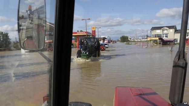 Tractors being used to evacuate people near Bijeljina 17/05/2014