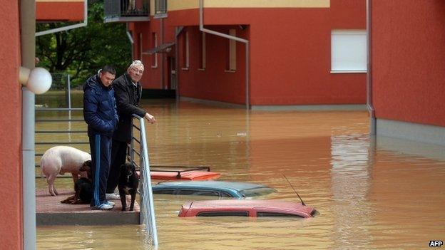 People wait to be evacuated from their flooded homes in Obrenovac, 40km from Belgrade 17/05/2014