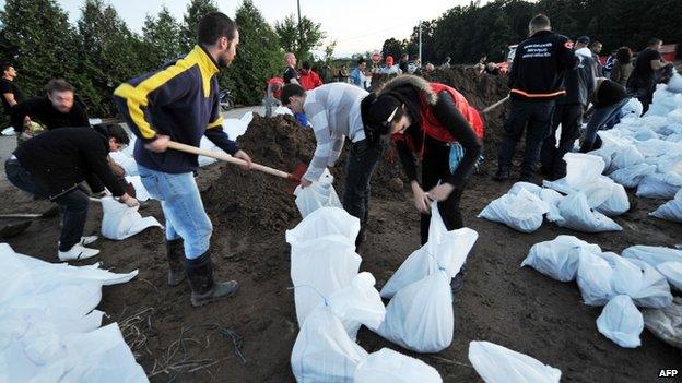 Bosnian volunteers fill sandbags in their effort to protect the city of Orasje in northern Bosnia from further flooding (18 May 2014)