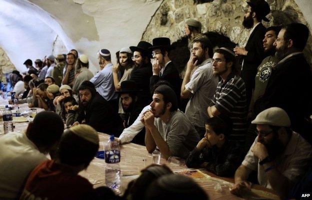 Orthodox Jews listen to their spiritual leader as he delivers a speech in the King David tomb compound that criticises a proposed sovereignty deal with the Vatican over the Cenacle (14 May 2014)