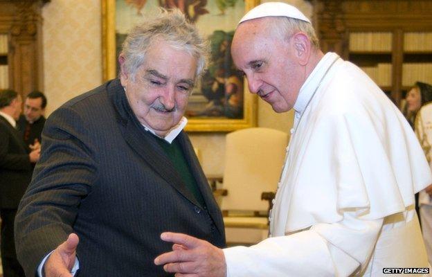 Uruguay's President Jose Mujica (l) and Pope Francis (r)